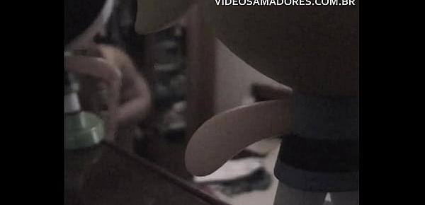  Câmera escondida por padrasto voyeur grava vídeo de enteada nua ao trocar de roupa